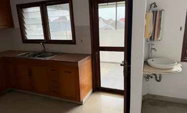 Disewa Rumah 3 Lantai Semi Furnished Siap Huni Lokasi di Batununggal Bandung