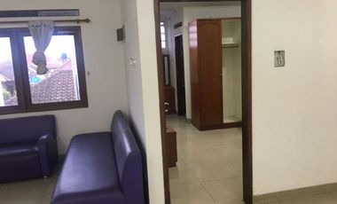 Disewa Rumah 3 Lantai Semi Furnished Siap Huni Lokasi di Batununggal Bandung