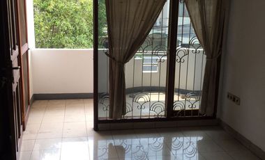 Disewa Rumah 3 Lantai Semi Furnished Siap Huni Lokasi di Batununggal Bandung