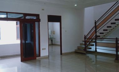 Disewa Rumah 3 Lantai Semi Furnished Siap Huni Lokasi di Batununggal Bandung