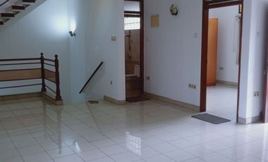 Disewa Rumah 3 Lantai Semi Furnished Siap Huni Lokasi di Batununggal Bandung