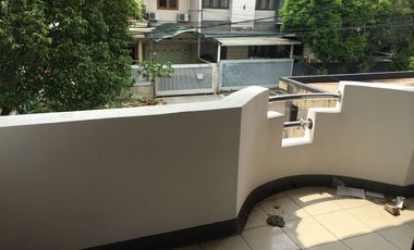 Disewa Rumah 3 Lantai Semi Furnished Siap Huni Lokasi di Batununggal Bandung