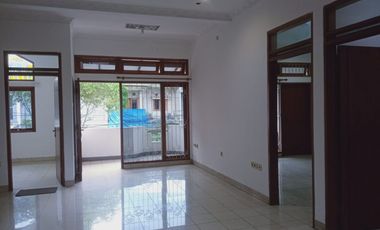 Disewa Rumah 3 Lantai Semi Furnished Siap Huni Lokasi di Batununggal Bandung