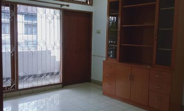 Disewa Rumah 3 Lantai Semi Furnished Siap Huni Lokasi di Batununggal Bandung