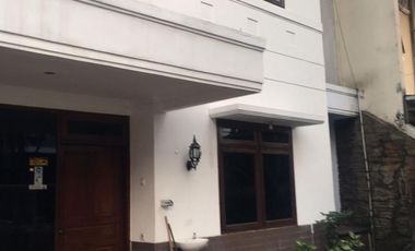 Disewa Rumah 3 Lantai Semi Furnished Siap Huni Lokasi di Batununggal Bandung