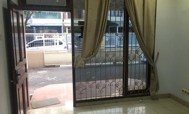 Disewa Rumah 3 Lantai Semi Furnished Siap Huni Lokasi di Batununggal Bandung