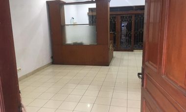 Disewa Rumah 3 Lantai Semi Furnished Siap Huni Lokasi di Batununggal Bandung