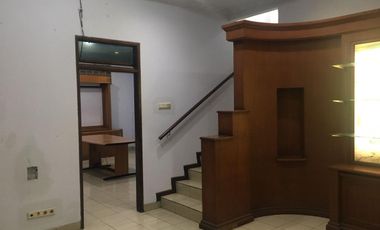 Disewa Rumah 3 Lantai Semi Furnished Siap Huni Lokasi di Batununggal Bandung