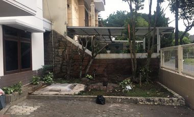 Disewa Rumah 3 Lantai Semi Furnished Siap Huni Lokasi di Batununggal Bandung