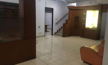 Disewa Rumah 3 Lantai Semi Furnished Siap Huni Lokasi di Batununggal Bandung