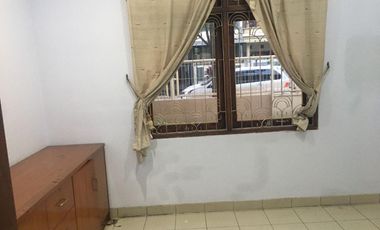 Disewa Rumah 3 Lantai Semi Furnished Siap Huni Lokasi di Batununggal Bandung