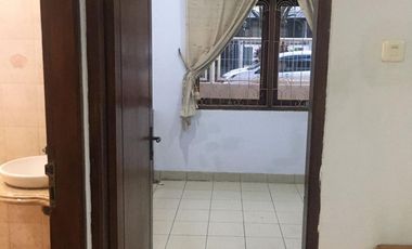 Disewa Rumah 3 Lantai Semi Furnished Siap Huni Lokasi di Batununggal Bandung