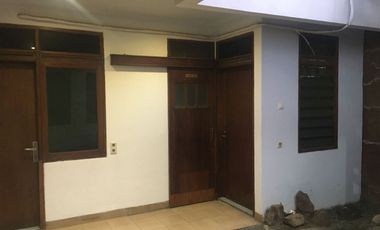 Disewa Rumah 3 Lantai Semi Furnished Siap Huni Lokasi di Batununggal Bandung