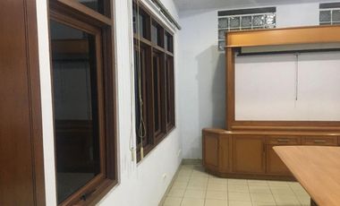 Disewa Rumah 3 Lantai Semi Furnished Siap Huni Lokasi di Batununggal Bandung
