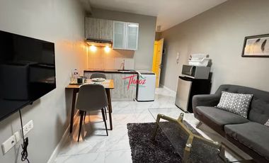 BALCONY CONDO WITH CITY VIEW | SMART TV + NETFLIX | WI-FI READY | BALMORAL PLACE