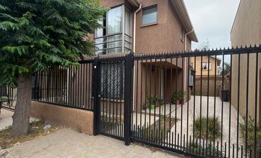 Casa Sólida De Dos Pisos, Villa Portal Del Abrazo, Maipú.