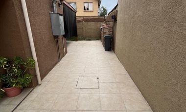 Casa Sólida De Dos Pisos, Villa Portal Del Abrazo, Maipú.