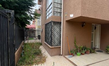 Casa Sólida De Dos Pisos, Villa Portal Del Abrazo, Maipú.