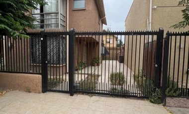 Casa Sólida De Dos Pisos, Villa Portal Del Abrazo, Maipú.