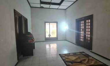 Rumah Lawas Strategis Hitung Tanah di Jalan Dr.rajiman Laweyan.