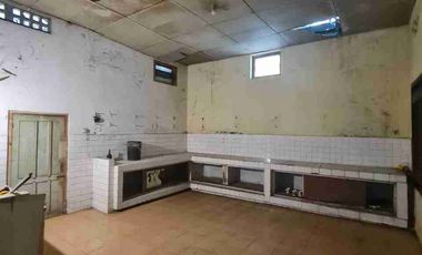 Rumah Lawas Strategis Hitung Tanah di Jalan Dr.rajiman Laweyan.