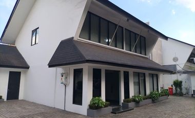 DISEWAKAN RUMAH DI AREA PREMIUM PAKUBUWONO