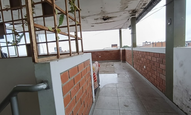 Su ubicación destaca por ser céntrica y comercial, situada a solo dos cuadras de la plaza principal.
