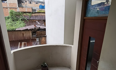 Su ubicación destaca por ser céntrica y comercial, situada a solo dos cuadras de la plaza principal.