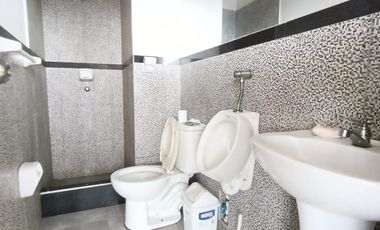 Su ubicación destaca por ser céntrica y comercial, situada a solo dos cuadras de la plaza principal.