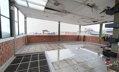 Su ubicación destaca por ser céntrica y comercial, situada a solo dos cuadras de la plaza principal.