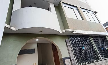 Su ubicación destaca por ser céntrica y comercial, situada a solo dos cuadras de la plaza principal.