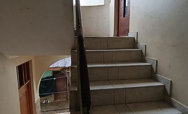 Su ubicación destaca por ser céntrica y comercial, situada a solo dos cuadras de la plaza principal.
