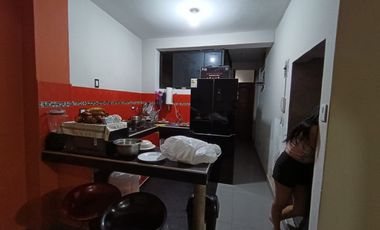 Su ubicación destaca por ser céntrica y comercial, situada a solo dos cuadras de la plaza principal.