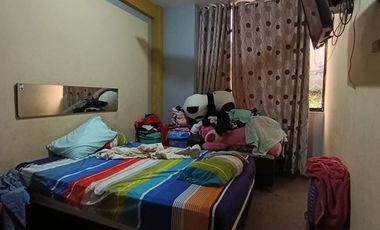 Su ubicación destaca por ser céntrica y comercial, situada a solo dos cuadras de la plaza principal.