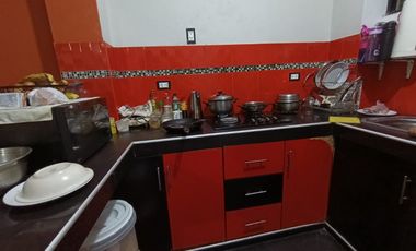 Su ubicación destaca por ser céntrica y comercial, situada a solo dos cuadras de la plaza principal.