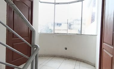 Su ubicación destaca por ser céntrica y comercial, situada a solo dos cuadras de la plaza principal.