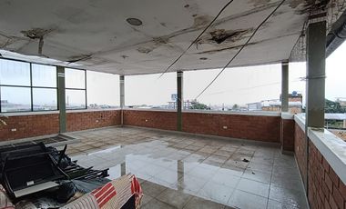 Su ubicación destaca por ser céntrica y comercial, situada a solo dos cuadras de la plaza principal.