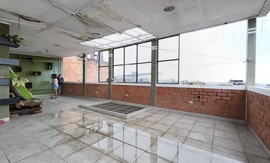 Su ubicación destaca por ser céntrica y comercial, situada a solo dos cuadras de la plaza principal.