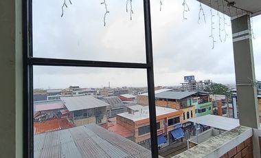 Su ubicación destaca por ser céntrica y comercial, situada a solo dos cuadras de la plaza principal.