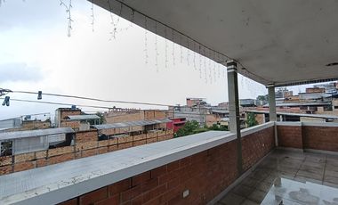 Su ubicación destaca por ser céntrica y comercial, situada a solo dos cuadras de la plaza principal.