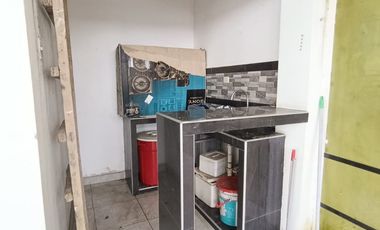 Su ubicación destaca por ser céntrica y comercial, situada a solo dos cuadras de la plaza principal.