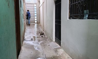 Su ubicación destaca por ser céntrica y comercial, situada a solo dos cuadras de la plaza principal.