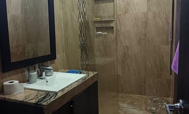 En venta casa de 5 dormitorios en Urb.Las Riberas en la vía Samborondón.JP