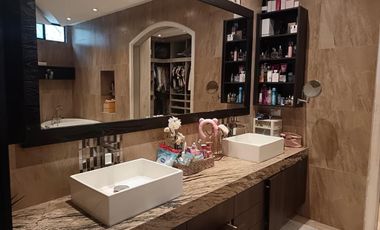 En venta casa de 5 dormitorios en Urb.Las Riberas en la vía Samborondón.JP