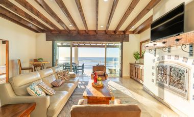 Casa Frente al Mar con Alberca, Jacuzzi y Acceso Directo a la Playa en Rosarito