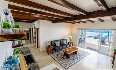 Casa Frente al Mar con Alberca, Jacuzzi y Acceso Directo a la Playa en Rosarito