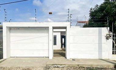 MILINA-SALINAS: DE ESTRENO CASA CON PATIO CERCA DEL MAR