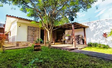 Relájate mientras observas a tus hijos divertirse en el jardín. La comodidad y la tranquilidad están garantizadas.