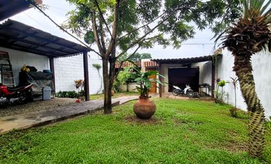 Relájate mientras observas a tus hijos divertirse en el jardín. La comodidad y la tranquilidad están garantizadas.