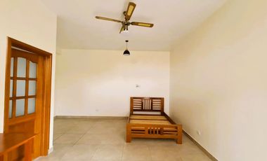 Relájate mientras observas a tus hijos divertirse en el jardín. La comodidad y la tranquilidad están garantizadas.